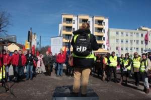 Eine Vertreterin des Druckzentrums der Süddeutschen Zeitung verliest einen Unterstützerbrief (Foto: Erich Guttenberger)