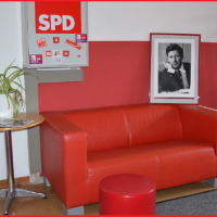 Die rote Couch im Bürgerbüro