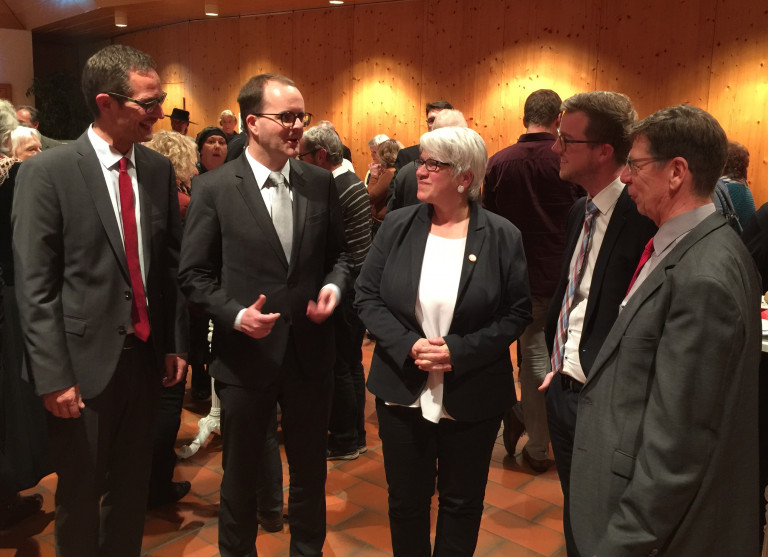 Die SPD-Politiker Lotte, Rinderspacher, Hey und Martin im Gespräch mit Frau Königbauer von der Freiwilligenagentur der Caritas