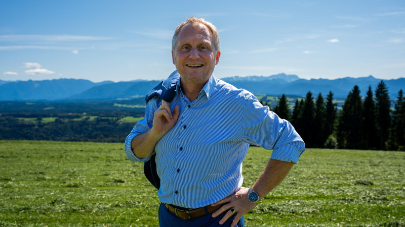 Falk Slyterman vor Alpenpanorama